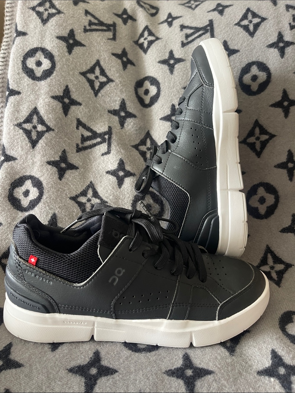 Womens On cloud  " The Roger " Lace-Up Sneakers with White Platform Sole